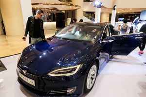 Tesla下調兩款車在華售價 股價下跌
