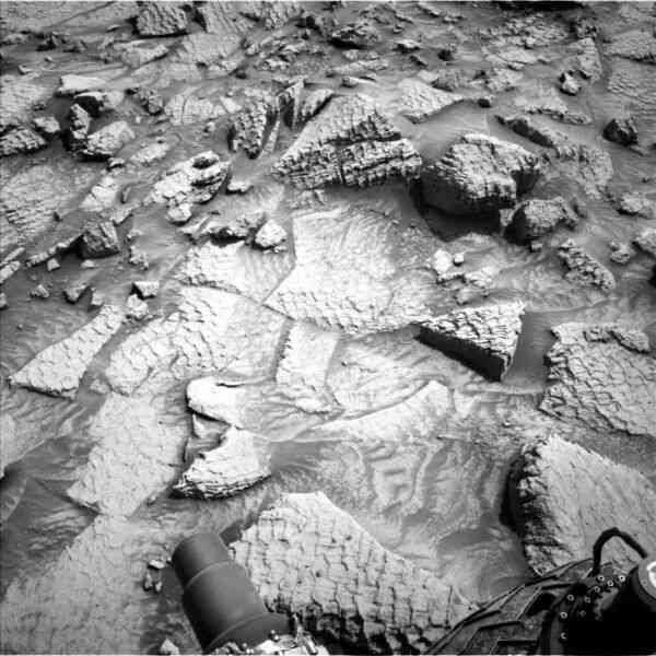 好奇號拍到火星奇異地貌 似巨型外星爬蟲鱗片