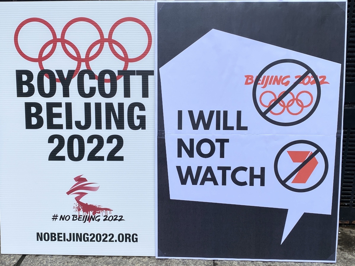 2022年2月4日，澳洲多家人權團體在悉尼馬丁廣場集會，譴責中共暴政，呼籲罷看北京冬奧。圖為集會現場擺放的標牌寫著「抵制北京冬奧會」和「罷看北京冬奧」。（李睿／大紀元）