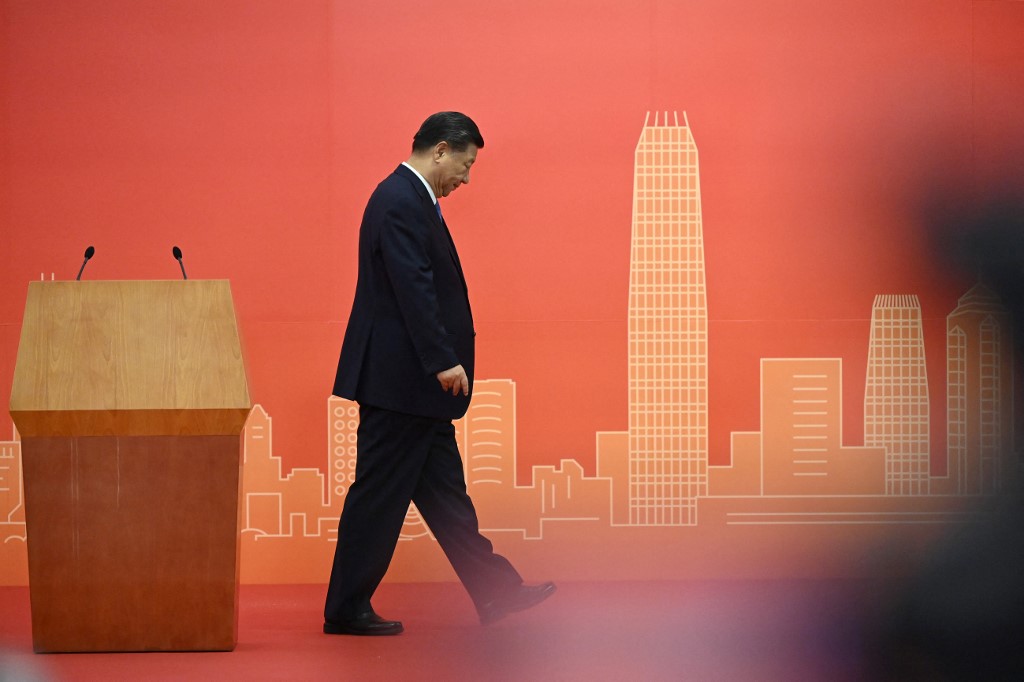 圖為2022年6月30日，中共領導人習近平抵達香港並發表講話後離開講台。(Selim CHTAYTI/POOL/AFP)