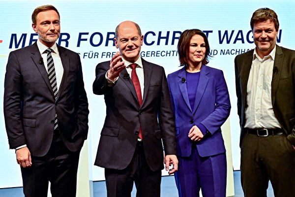 2021年11月24日，（左起）德國自民黨主席林德納、社民黨總理候選人舒爾茨以及綠黨聯合領導人貝爾伯克和哈貝克在柏林舉行新聞發布會，共同宣布完成新政府組閣談判。（TOBIAS SCHWARZ/AFP via Getty Images）
