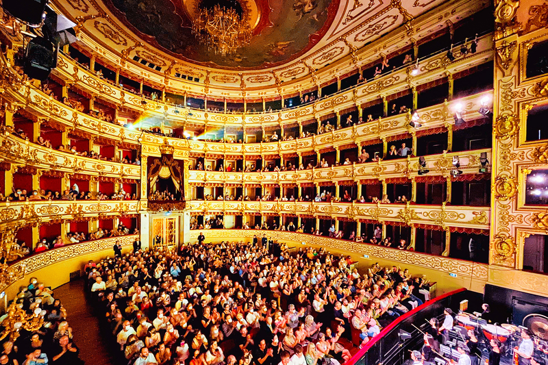 2022年6月21日晚，神韻紐約藝術團今年在意大利帕瑪皇家歌劇院的首場演出爆滿。（吳青松／大紀元）