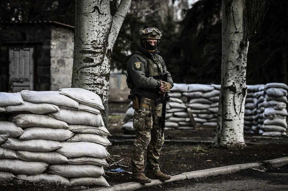 2022年2月19日，烏克蘭軍隊在烏克蘭東部的Novoluhanske鎮巡邏。（ARIS MESSINIS/AFP via Getty Images）