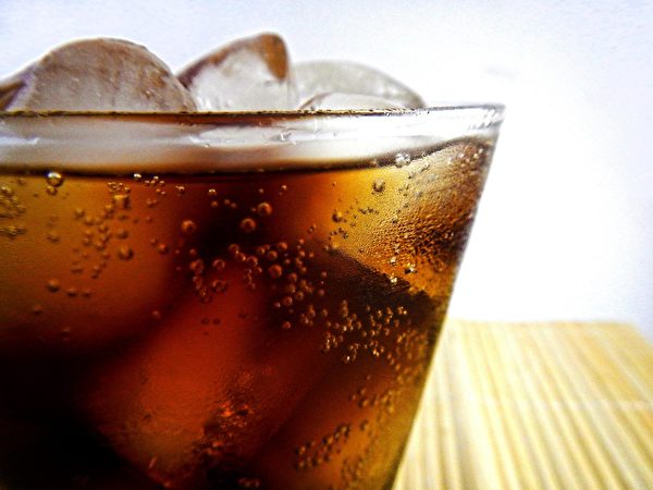 在飛機上要避免喝可樂之類的碳酸飲料。（Pixabay）