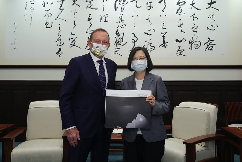 中華民國總統蔡英文10月7日上午接見澳洲前總理艾伯特（Tony Abbott）。他表示，台灣幾乎每日皆須面對強鄰的挑戰。在這樣的前提之下，民主國家更應該與台灣站在一起，團結一致。（總統府提供）