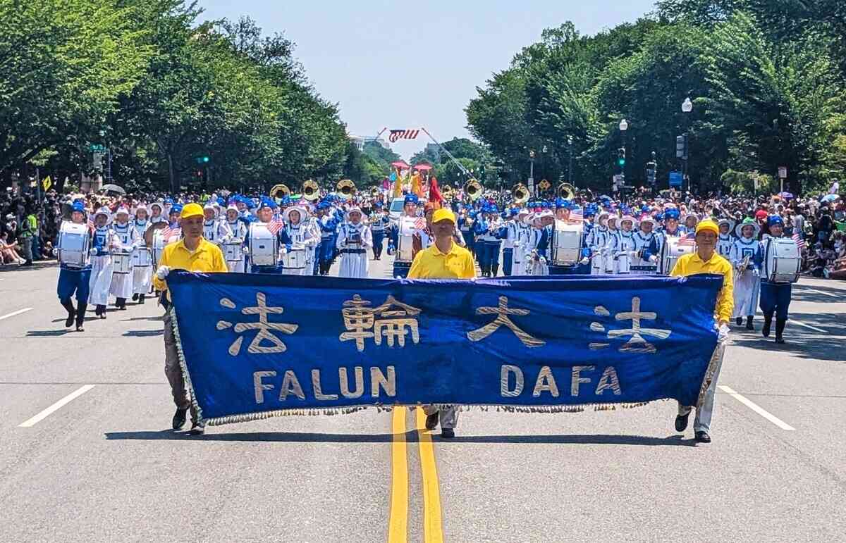 7月4日,美國首都華盛頓DC舉行獨立日遊行。法輪功團體再次入選,參加這全美這一最為盛大的遊行,與來自美國各地的數萬民眾,共同慶祝美國建國第249周年和美國的自由精神。圖為法輪功天國樂團。(李莎/大紀元)