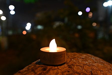 6月4日晚上維園旁的市民點燈。（香港大紀元）