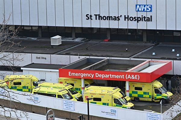 1月3日，在倫敦聖托馬斯醫院（St Thomas\』 Hospital）急症室外，停著待命的救護車。（JUSTIN TALLIS/AFP via Getty Images）