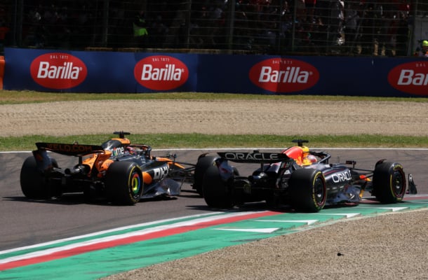 2025年5月18日,F1大獎賽伊莫拉站正賽,紅牛荷蘭車手韋斯達賓(Max Verstappen)憑藉第一圈的驚豔表現,一路強勢領跑,率先衝線,在伊莫拉賽道實現「四連冠」。發車後,韋斯達賓駕駛紅牛賽車(右)走外線超越皮亞斯特利瞬間。(Mark Thompson/Getty Images)