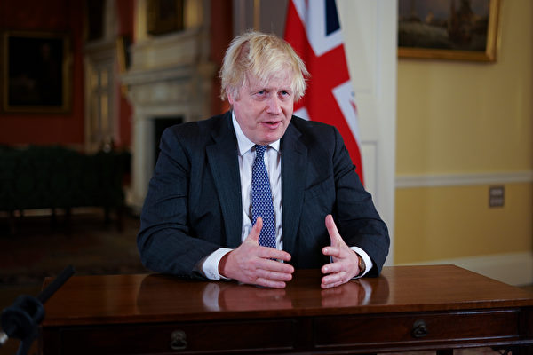 2021年12月13日，英國首相鮑里·約翰遜（Boris Johnson ）訪問倫敦威斯敏斯特的斯托健康疫苗接種中心。（Jeremy Selwyn – WPA Pool/Getty Images） 「可悲的是，現在至少有一名患者被證實死於Omicron，」約翰遜在集會上說。