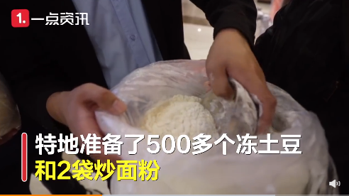 鄭州一所高中讓五百多名高一學生看《長津湖》後，現場讓他們吃凍馬鈴薯和炒麵粉。（微博影片截圖）
