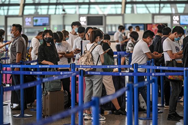 希望移民海外的上海富人數量激增。圖為上海浦東機場的乘客在排隊等候，攝於2020年6月11日。（Hector Retamal/AFP via Getty Images）