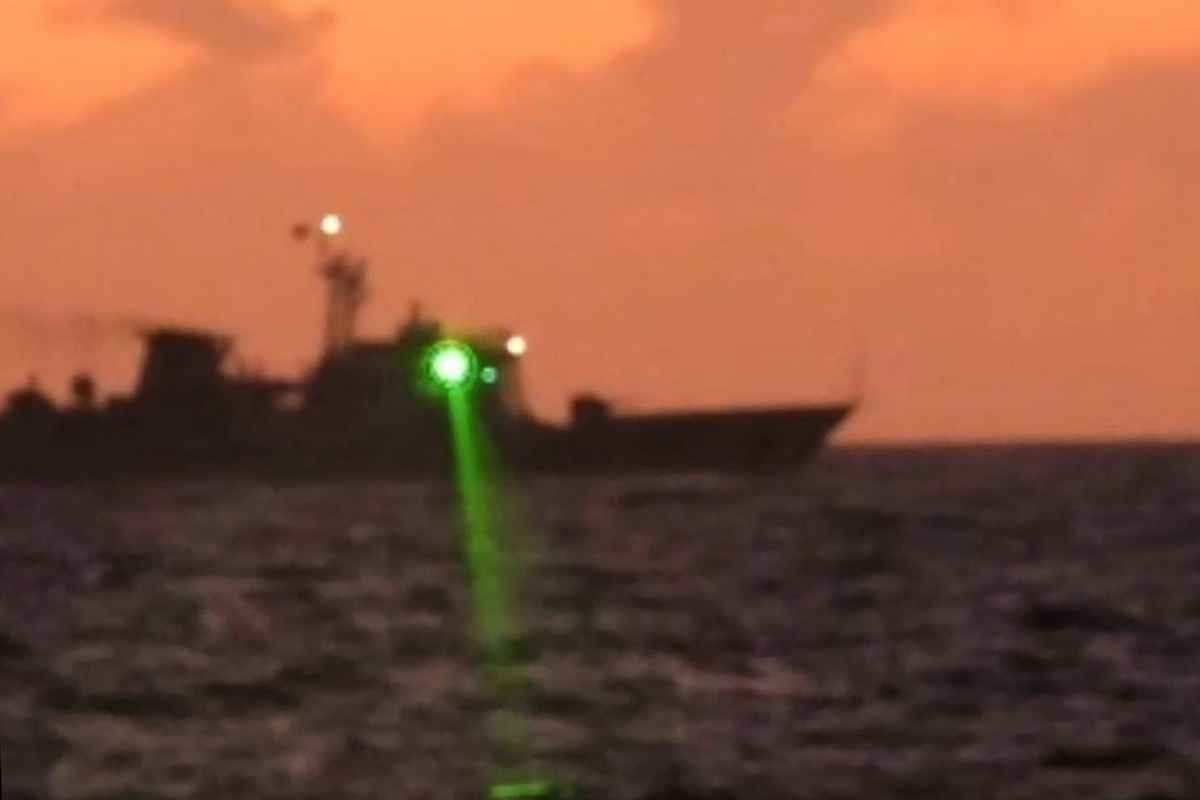 這張由菲律賓海岸警衛隊於2023年2月13日發布的照片顯示，2023年2月6日，一艘中共海警船向一艘距離有爭議的南海南沙群島（Spratly Islands）仁愛礁（Second Thomas Shoal）20公里（12英里）的菲律賓海岸警衛隊船隻照射「軍用級激光」，使船員暫時失明。（Handout/Philippine Coast Guard（PCG）/AFP）