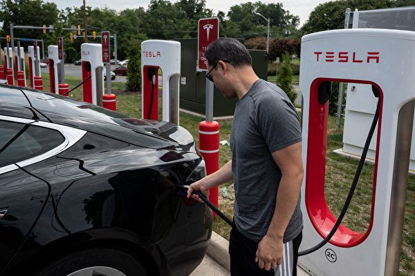 圖為一Tesla電動車充電站。（ANDREW CABALLERO-REYNOLDS/AFP via Getty Images）