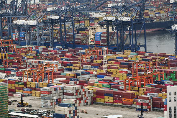 全球通脹 需求走低 貨櫃海運價半年腰斬 