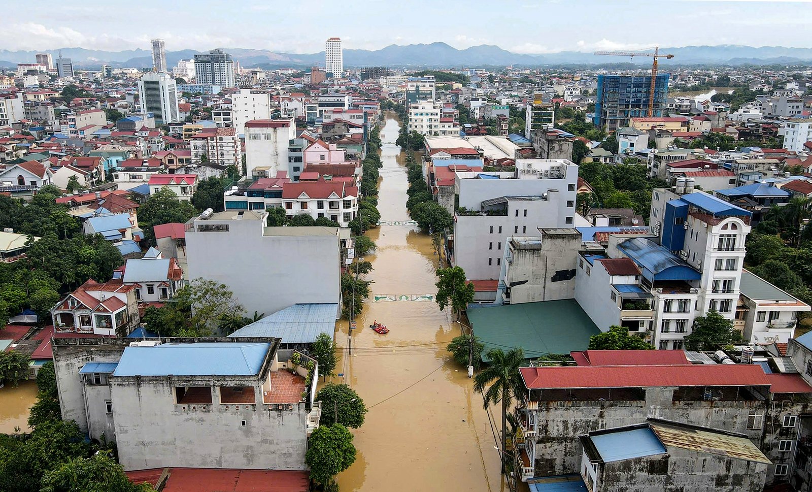 2025年10月8日,受颱風「麥德姆」(Matmo)的外圍環流影響,越南太原市(Thai Nguyen city)出現大範圍降雨,大片居民區被洪水圍困。(STR/AFP via Getty Images)