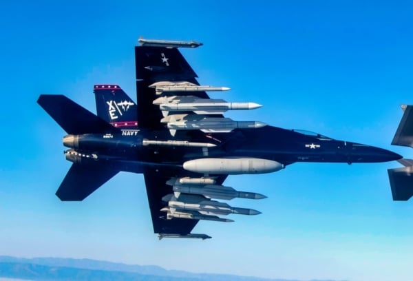 2024年9月24日,一架美國海軍的F/A-18F攜帶4枚AIM-174B空空導彈,與海軍的F-35C、空軍的F-15,一起參加2024年灰旗演習。(美國海軍)