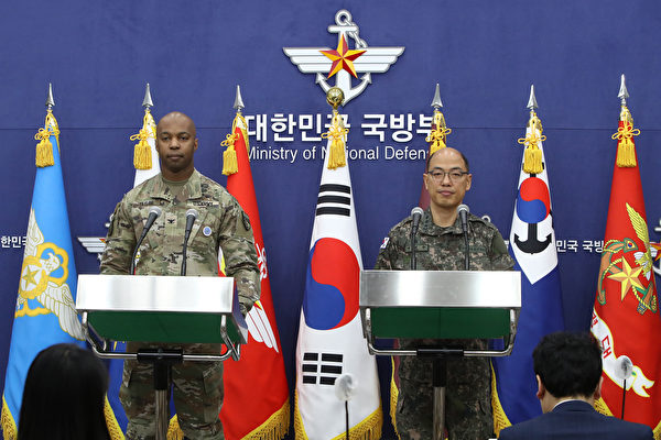 2023年3月3日,南韓首爾,聯合國軍司令部(UNC)的Isaac Taylor上校、駐韓美軍(USFK)的南韓參謀長聯席會議發言人Lee Sung-jun上校出席新聞發布會。(Chung Sung-jun/Pool/AFP)