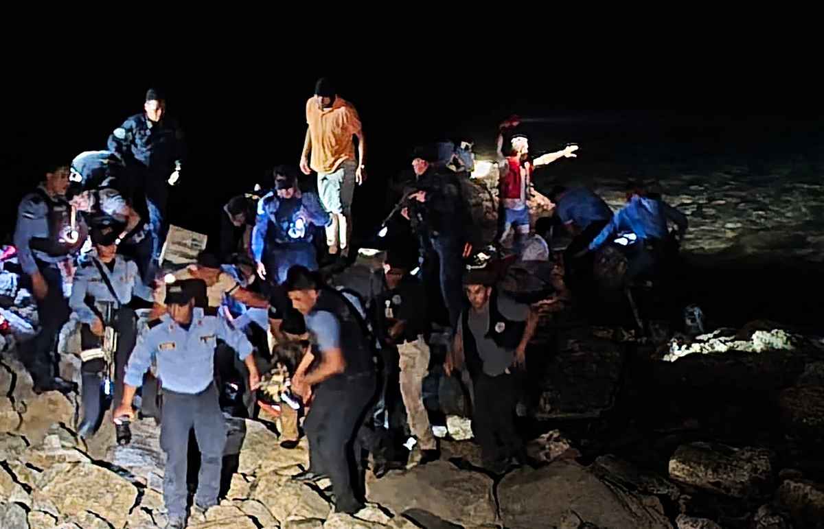 2025年3月17日,洪都拉斯一架載有十多人的捷流客機從該國北部的羅阿坦島(Roatan Island)起飛後不久墜入海中,救援隊在事故現場展開搜救工作。 (Handout/HONDURAN POLICE/AFP)