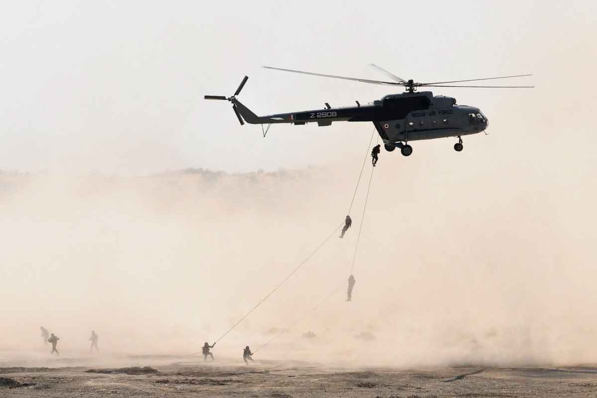 資料圖：2012年3月13日，印度和美國士兵在拉賈斯坦邦（Rajasthan）的馬哈詹（Mahajan）參加代號「Yudh Abhyas」（印度當地語言：準備戰爭）的2012軍事演習時從印度空軍的直升機上滑下。該演習距比卡內爾（Bikaner）約150公里。（Sam Panthaki/AFP）