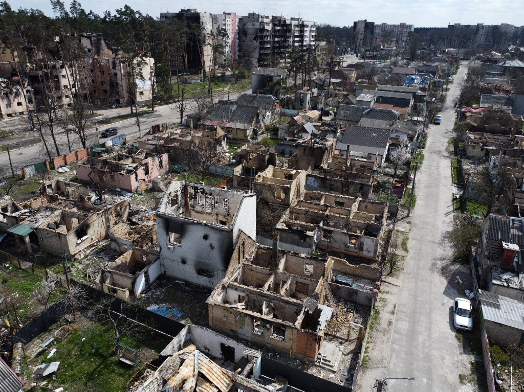 這張2022年4月24日拍攝的航拍照片顯示，在俄羅斯入侵烏克蘭期間，基輔西北部伊爾平（Irpin）的一個住宅區被毀。（Genya Savilov/AFP）