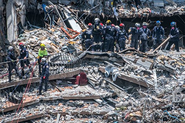 6月27日，佛州大樓倒塌事件搜救工作仍在進行。（GIORGIO VIERA/AFP via Getty Images）