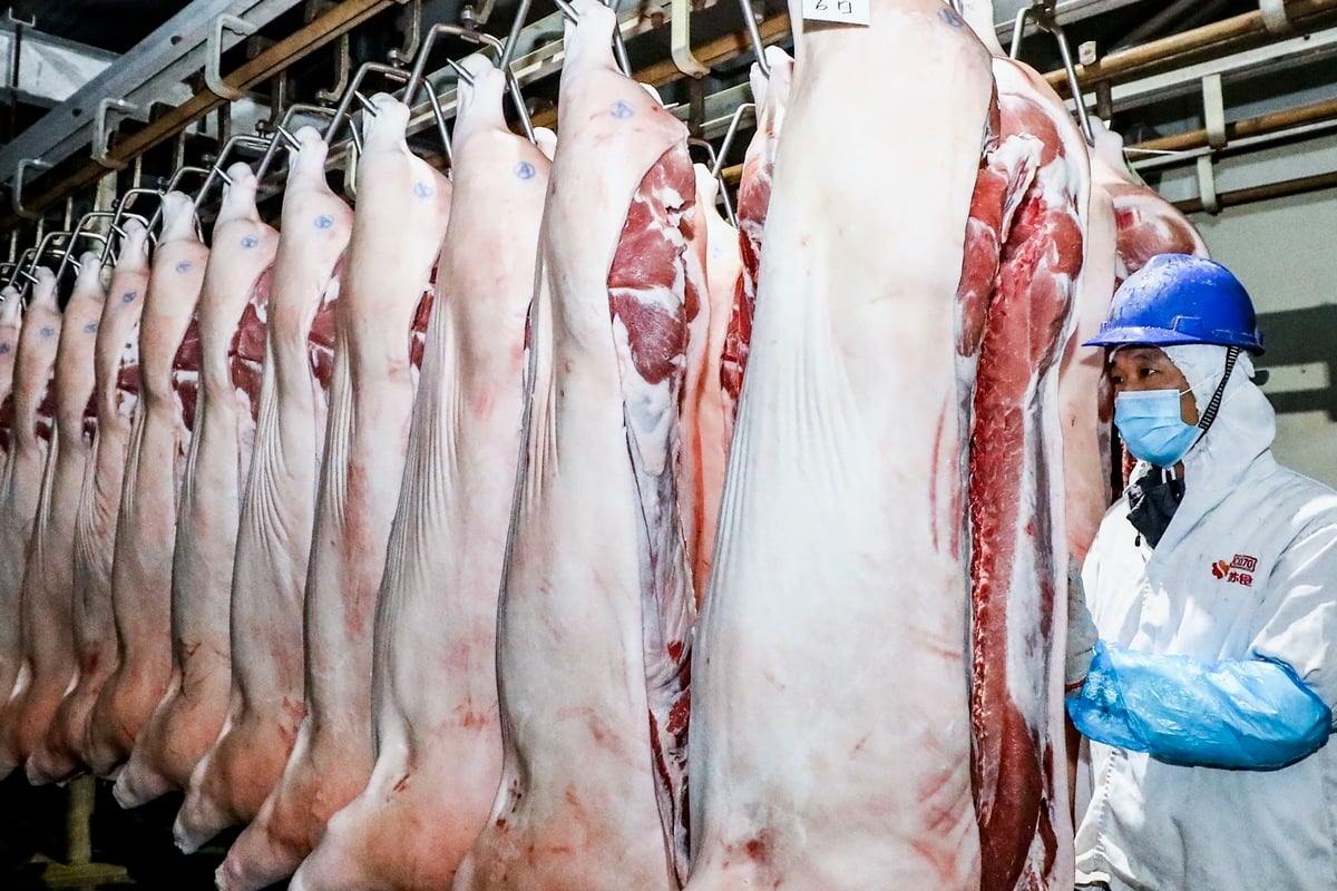  2021年11月7日，中國江蘇省淮安市的一家豬肉加工廠。（STR/AFP via Getty Images）