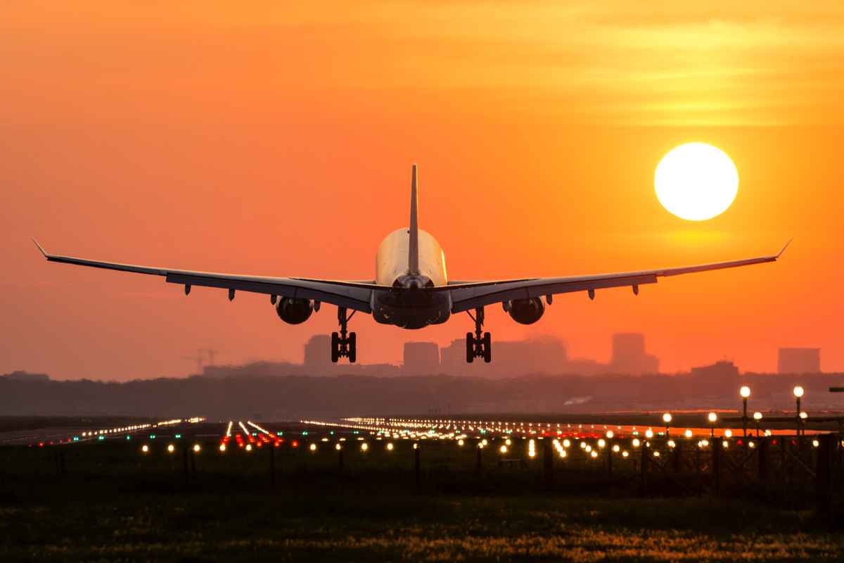 一架飛機在日出時降落。（Shutterstock）