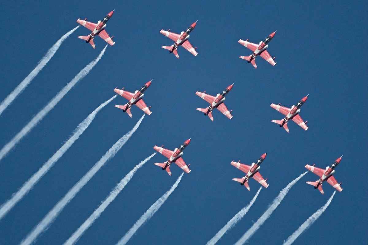 2025年2月11日,在印度班加羅爾耶拉漢卡空軍基地舉行的第15屆印度航空展上,印度空軍「陽光」飛行表演隊(Surya Kiran aerobatics team)做飛行表演。(Arun Sankar/AFP via Getty Images)