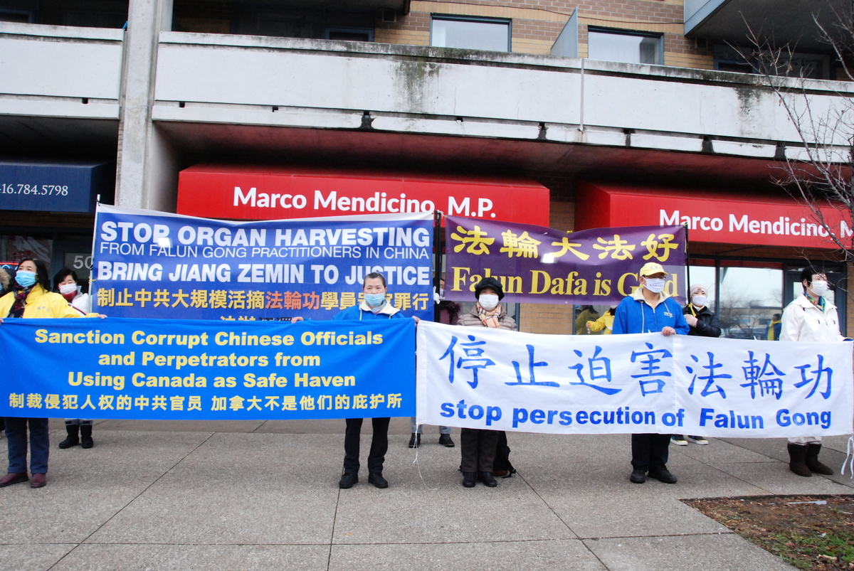 2020年11月25日下午，多倫多部份法輪功學員在加拿大移民部長門迪奇諾（Marco Mendicino）選區辦公室前舉行請願活動，呼籲加拿大政府制裁迫害人權的中共官員。（伊鈴/大紀元）