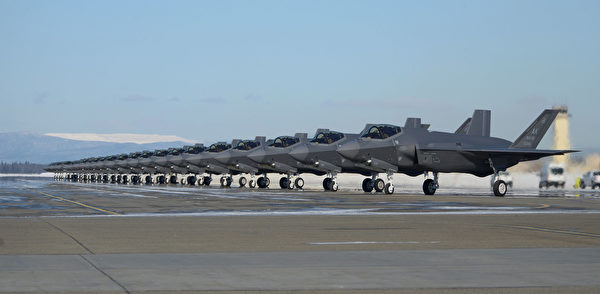 2021年4月7日，美國空軍第354戰鬥機聯隊的25架F-35A閃電 II隱形戰鬥機在阿拉斯加艾爾森空軍基地待命。（美國空軍）