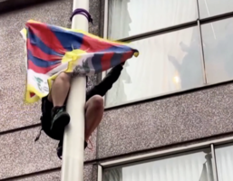 中美晚宴期間驚人一幕 抗議者爬上窗外燈杆
