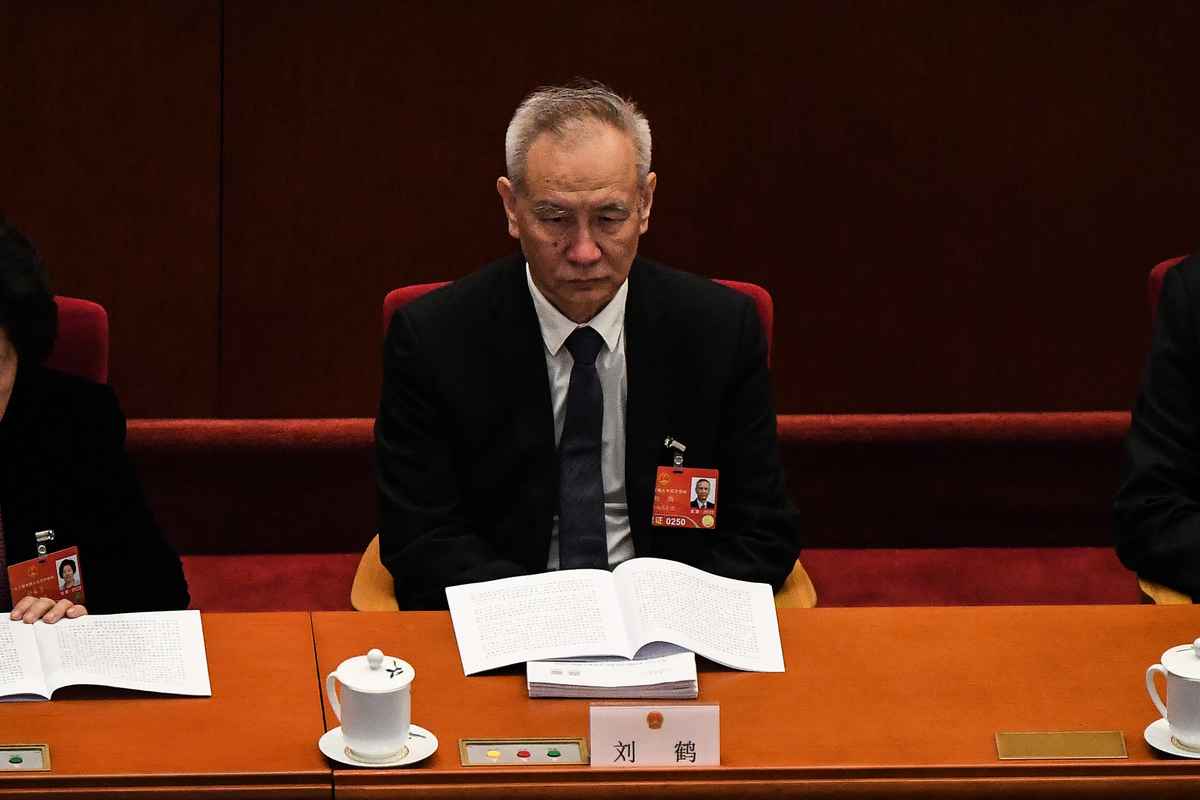 圖為副總理劉鶴2022年3月5日出席中共全國人大會議開幕式。（Leo Ramirez/AFP）
