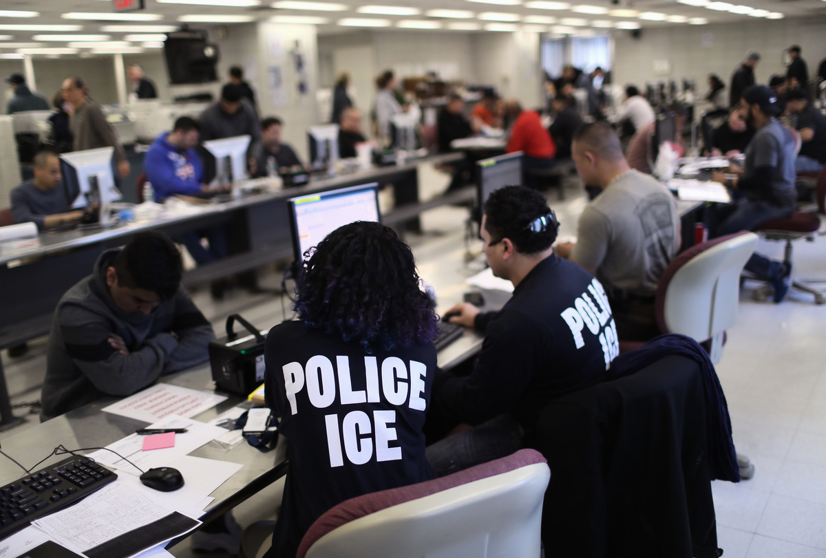 圖為美國移民及海關執法局（ICE）在紐約市捉到的非法移民。（John Moore/Getty Images）