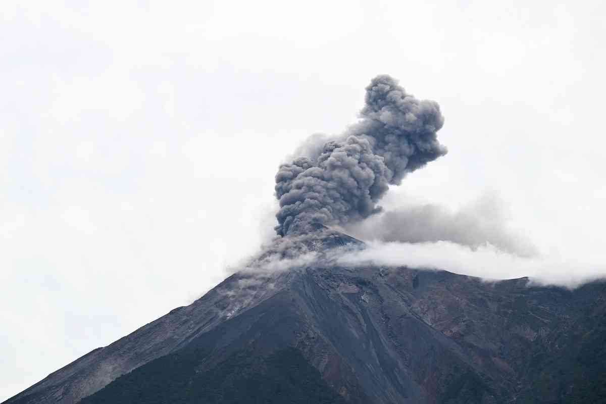 2026年8月4日，危地馬拉的活火山富埃戈火山持續噴發，火山口噴出的熔岩噴泉高達約200至300米，火山灰柱直衝5000米以上高空，並向外擴散至最遠120公里處。（Johan Ordonez/AFP via Getty Images）