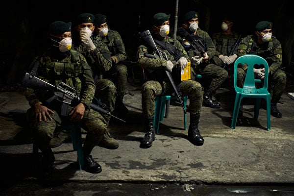 3月15日，菲律賓警方持槍封鎖馬尼拉。（Jes Aznar/Getty Images）