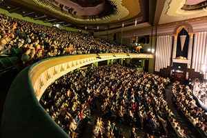 神韻倫敦十場全爆滿 精英喜購《轉法輪》