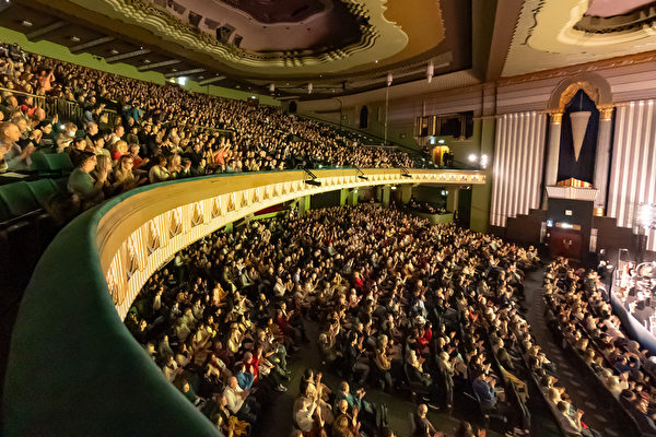 神韻倫敦十場全爆滿 精英喜購《轉法輪》