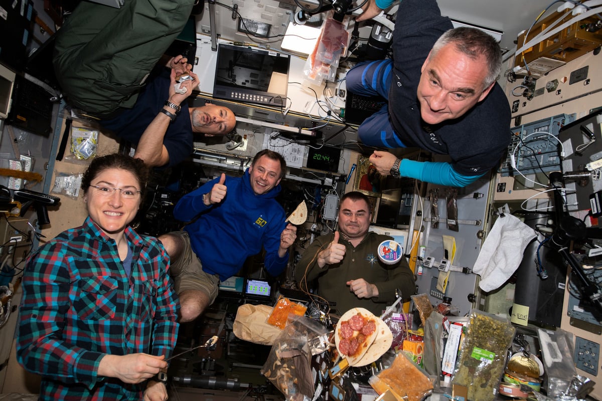 國際太空站的太空人們正在享受太空餐點。（NASA）