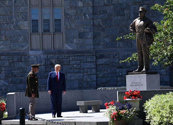麥克阿瑟過世後，西點軍校為他立起了銅像，他留下的軍事思想影響了無數美軍的官、士、兵。圖為2020年6月13日，美國總統特朗普在紐約西點軍校麥克阿瑟將軍的雕像前。（Nicholas Kamm / AFP）