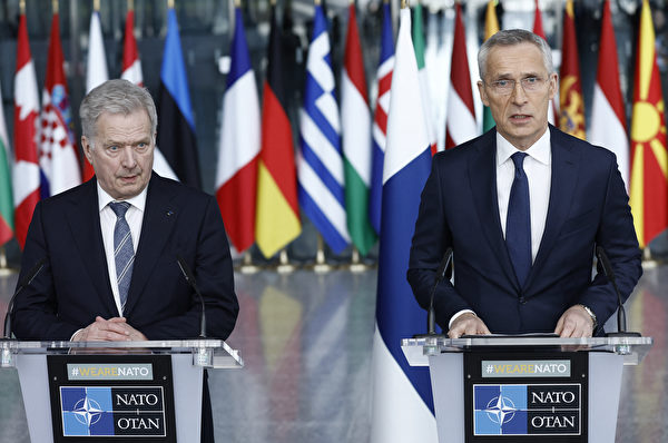 2023年4月4日,比利時布魯塞爾,北約(NATO)總部舉行的外長會議上,芬蘭總統尼尼斯托(Sauli Niinisto,左)與北約秘書長斯托爾滕貝格(Jens Stoltenberg,右)出席新聞發布會。(Kenzo Tribouillard/AFP)
