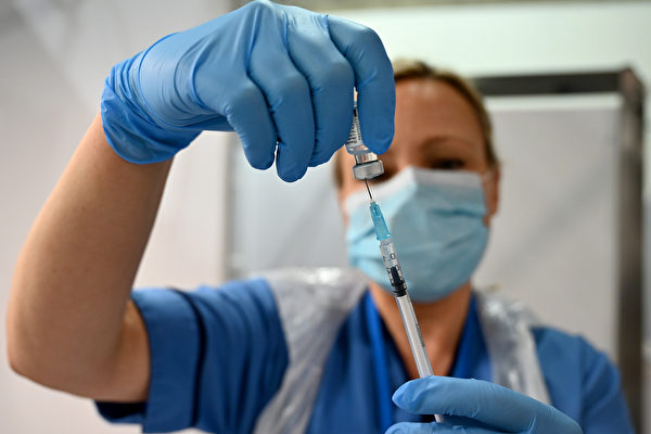 示意圖。圖為一名醫護人員正在準備中共病毒（俗稱武漢病毒、新冠病毒）疫苗注射。（Jeff J Mitchell-Pool/Getty Images）