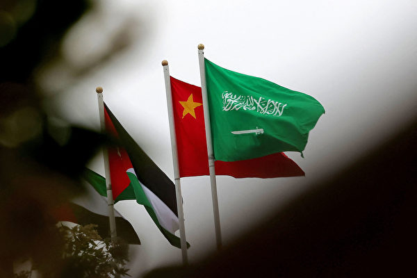 2022年12月7日，沙特阿拉伯首都利雅得街頭的沙特國旗和中共五星旗。當天，習近平抵達利雅得。（Fayez Nureldine/AFP via Getty Images）。