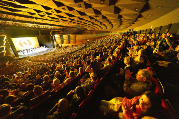 神韻巴黎六場爆滿 畫家讚演出富含道德寓意