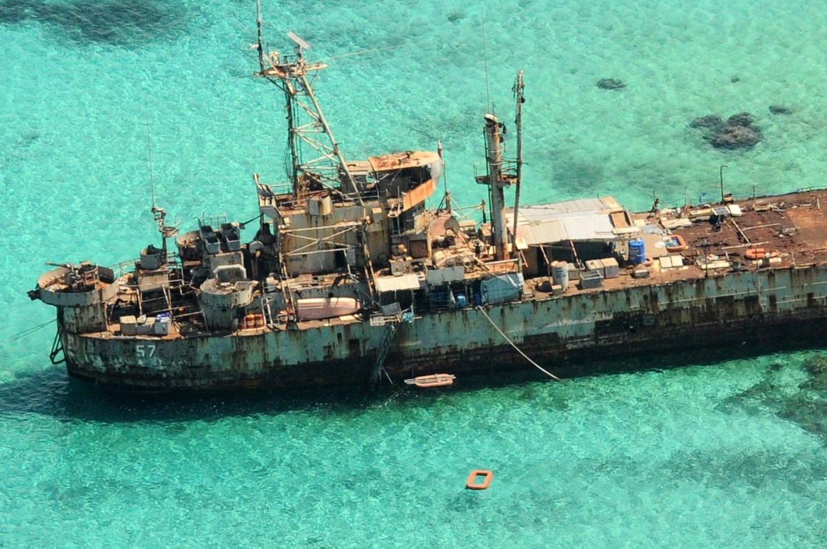 2014年3月29日，一張鳥瞰圖顯示了自1999年以來一直擱淺在南海仁愛礁的菲律賓海軍「馬德雷山號」（BRP Sierra Madre）登陸艦。 （JAY DIRECTO/AFP via Getty Images）