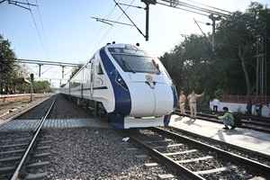 印度兩火車相撞事件 至少6死25傷