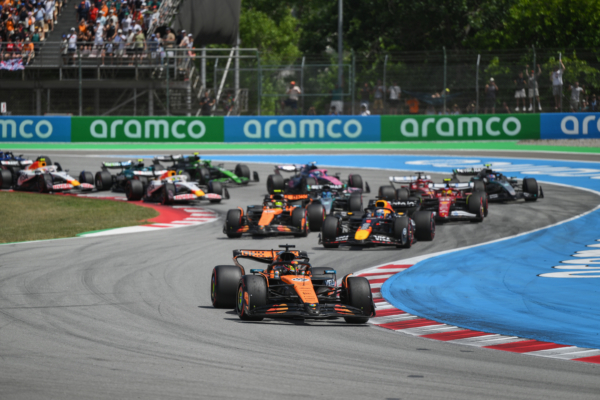 2025年6月1日,F1大獎賽西班牙站正賽在巴塞隆拿的加泰羅尼亞賽道舉行,杆位發車的麥拿侖澳洲車手皮亞斯特利(Oscar Piastri)全程領跑,奪得賽季第五冠。圖為正賽發車後,皮亞斯特利領跑瞬間。(David Ramos/Getty Images)