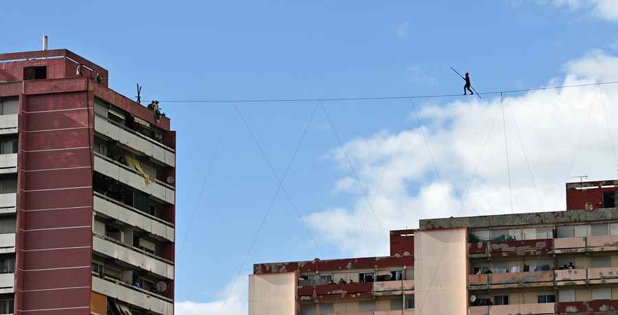 【圖輯】法國女將45米高空表演走鋼絲