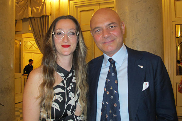 2022年6月21日晚，在意大利帕瑪皇家歌劇院，會計師Mario Vacca與太太Marianna Maestri一同觀看了神韻紐約藝術團在當地的第一場演出。（麥蕾／大紀元）