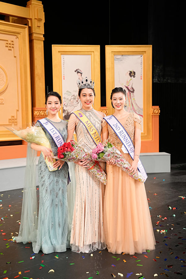 2023年9月30日晚，新唐人首屆全球華人選美大賽冠、亞、季軍分別是：Cynthia Sun（中）、Vicky Zhao（左）和Belle Meng（右）。（戴兵／大紀元）